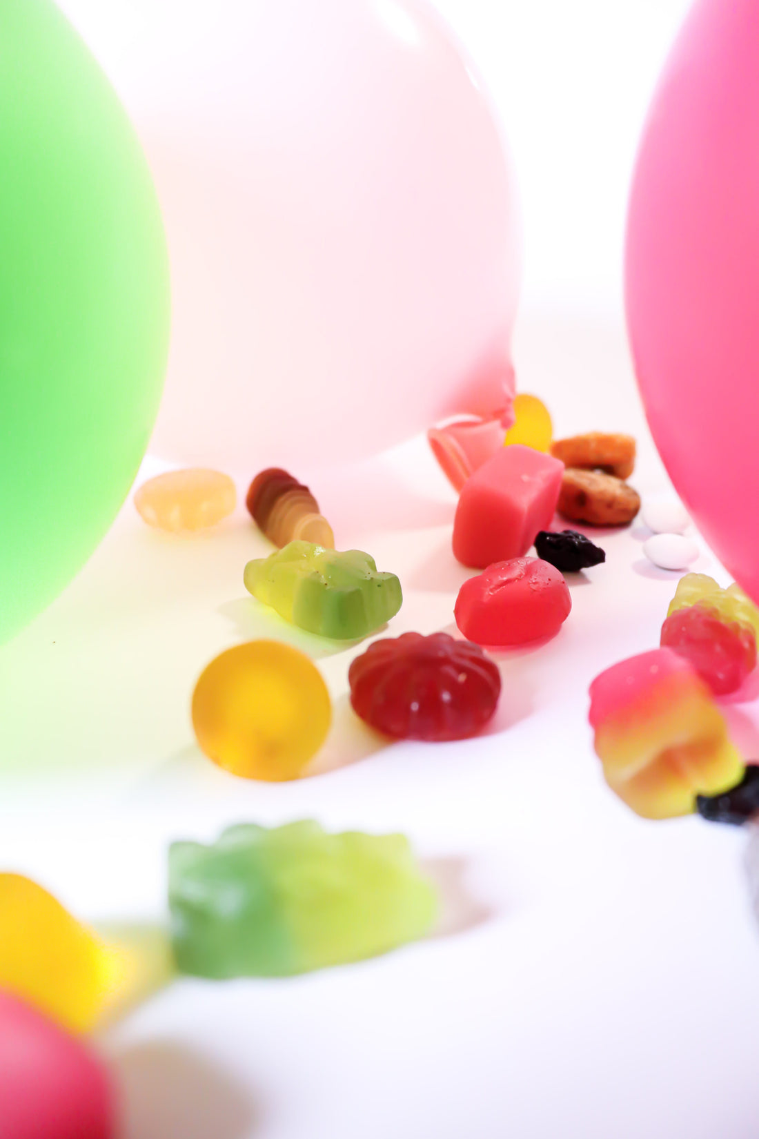 Vorbereiteter Kindergeburtstag mit bunten Tellern für Gäste mit unterschiedlichen Essensregeln